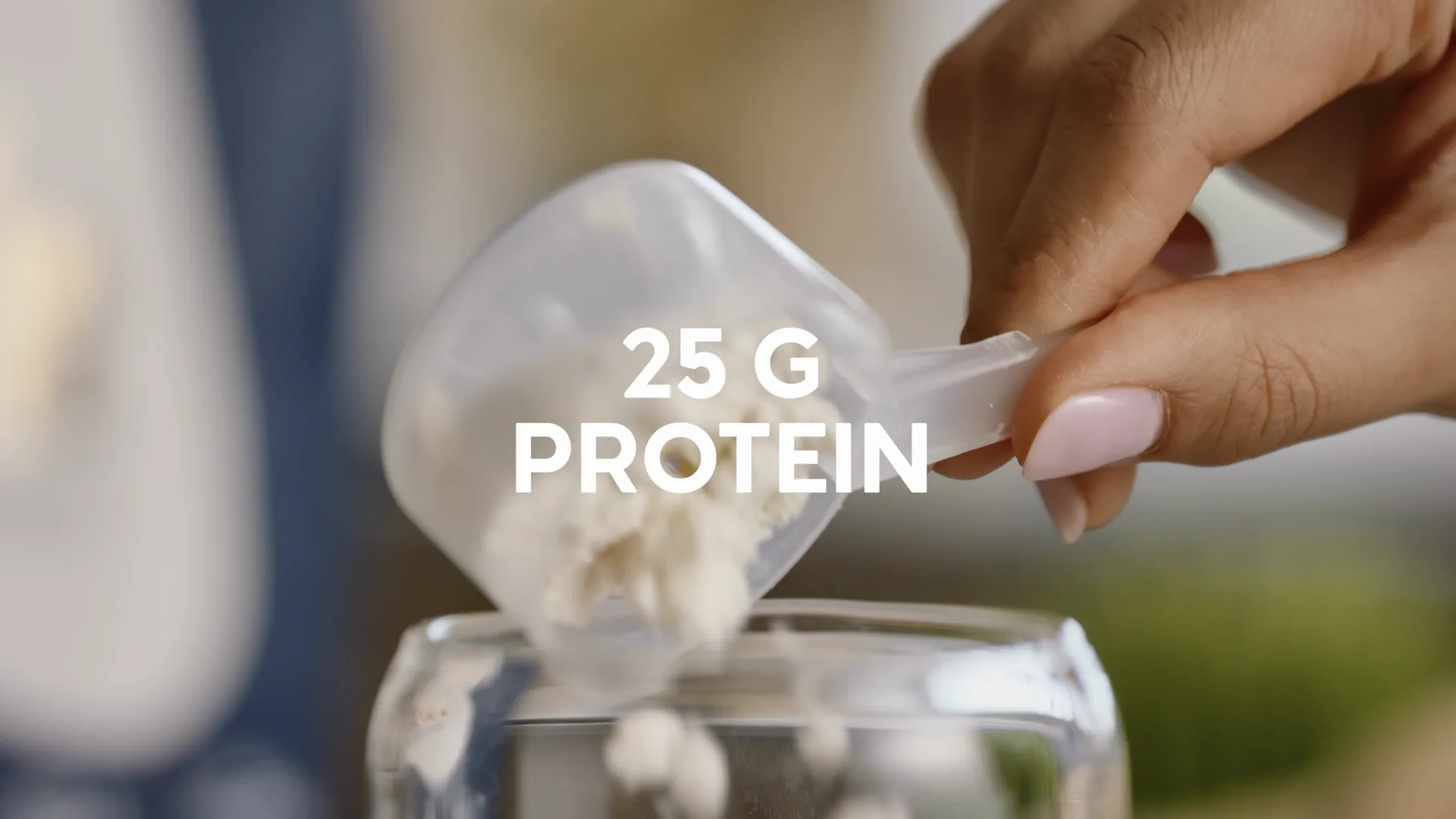 Scoop pouring powder into a glass: 25 g protein